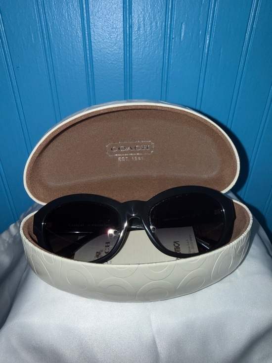 Coach Accessories - Coach Giselle Black Gradient Lens Sunglasses with White Embossed Case